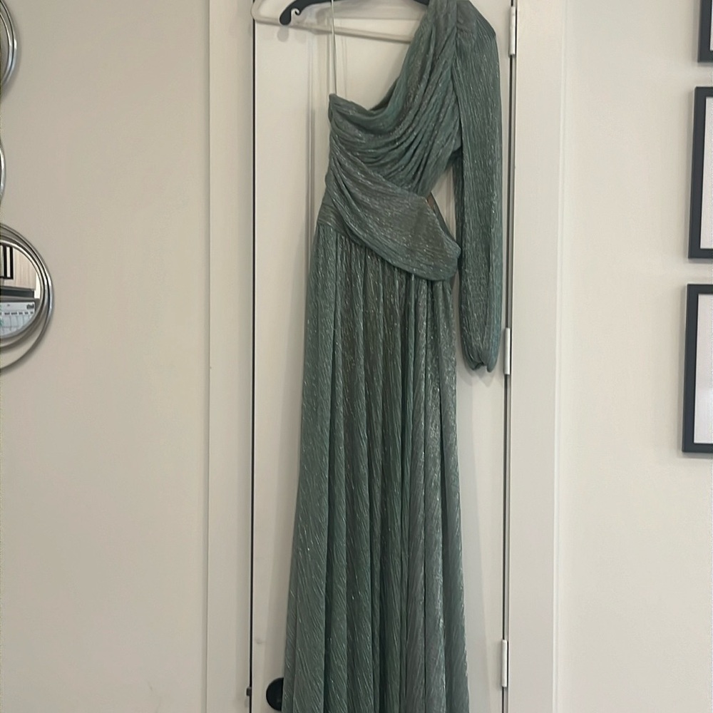 Patbo OneShoulder Metallic Gown
Sea Green size 8